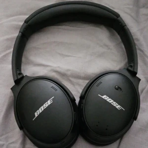 Bose QC45 demo - Hörlurar med aktiv brusreducering, demoversion laddar bara upp till 60% men det räcker ca 6 timmar. Du behöver även sätta på knappen två gånger för den att connecta ordentligt. Ljudkvalité är på topp