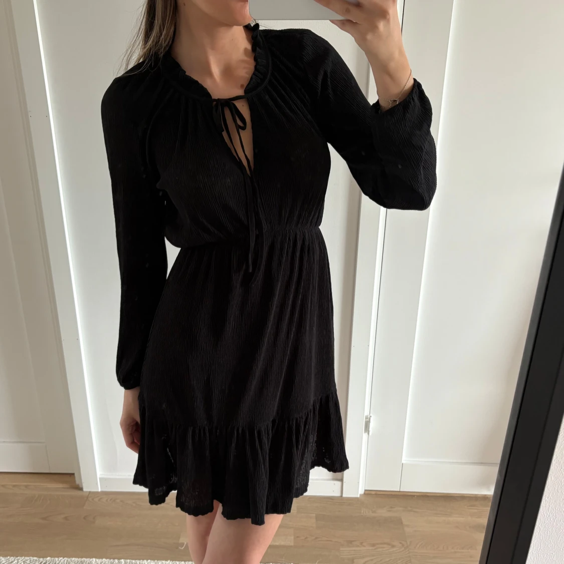 Svart klänning med volang från Mango