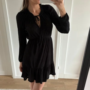 Svart klänning med volang från Mango - Säljer en svart klänning från Mango med långa ärmar och volang nertill.🩷🩷