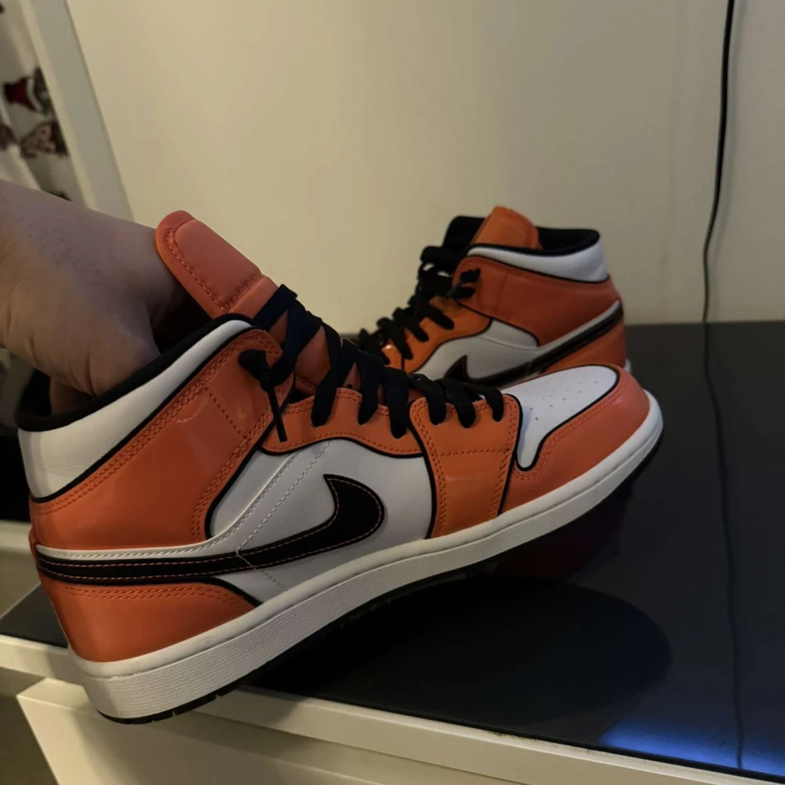 Nike Air Jordans orange och vita sneakers - 1