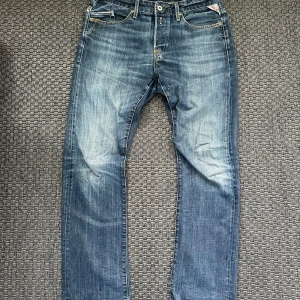 Jeans med döskallar - Replay jeans med straight fit och döskallar på bakfickorna. Midjemått: 44cm Ytterben: 106cm Innerben: 80cm Benöppning: 21cm
