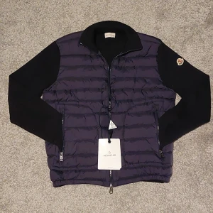 Marinblå Moncler Cardigan - Säljer en marinblå cardigan från Moncler || Storlek S 