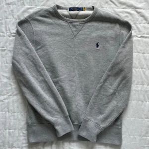 Ralph lauren sweatshirt - Säljer en grå sweatshirt ifrån Polo Ralph Lauren. | Tröjan är i storlek S och väldigt bra skick! | Passar perfekt kalla vinterdagar till sena sommarkvällar!🍋 | Lite nopprig! | Skicka iväg en signal vid funderingar så svarar jag snabbt! | Priset är diskuterbart! |