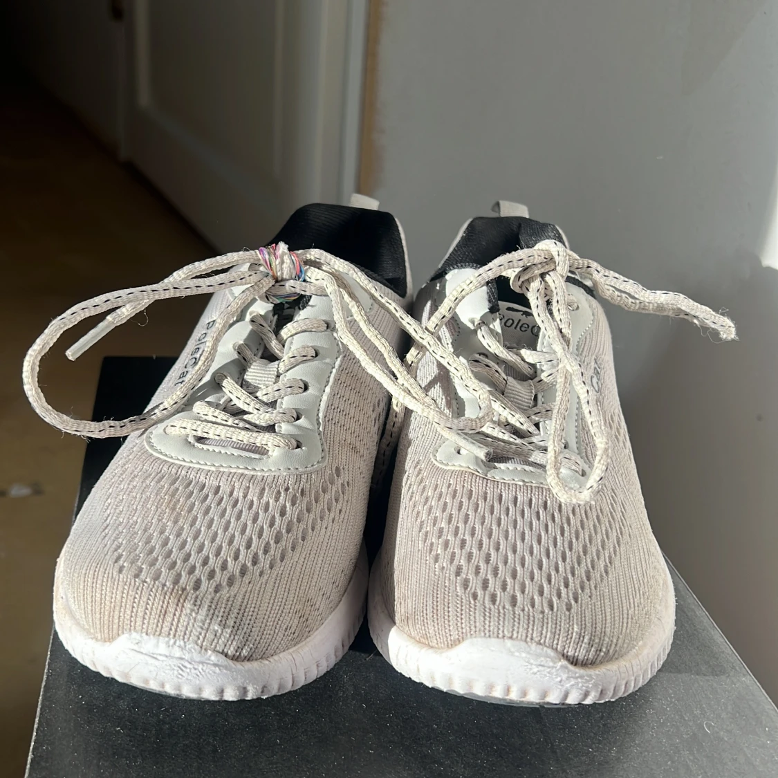 Ljus gråa idrottsskor från Polecat