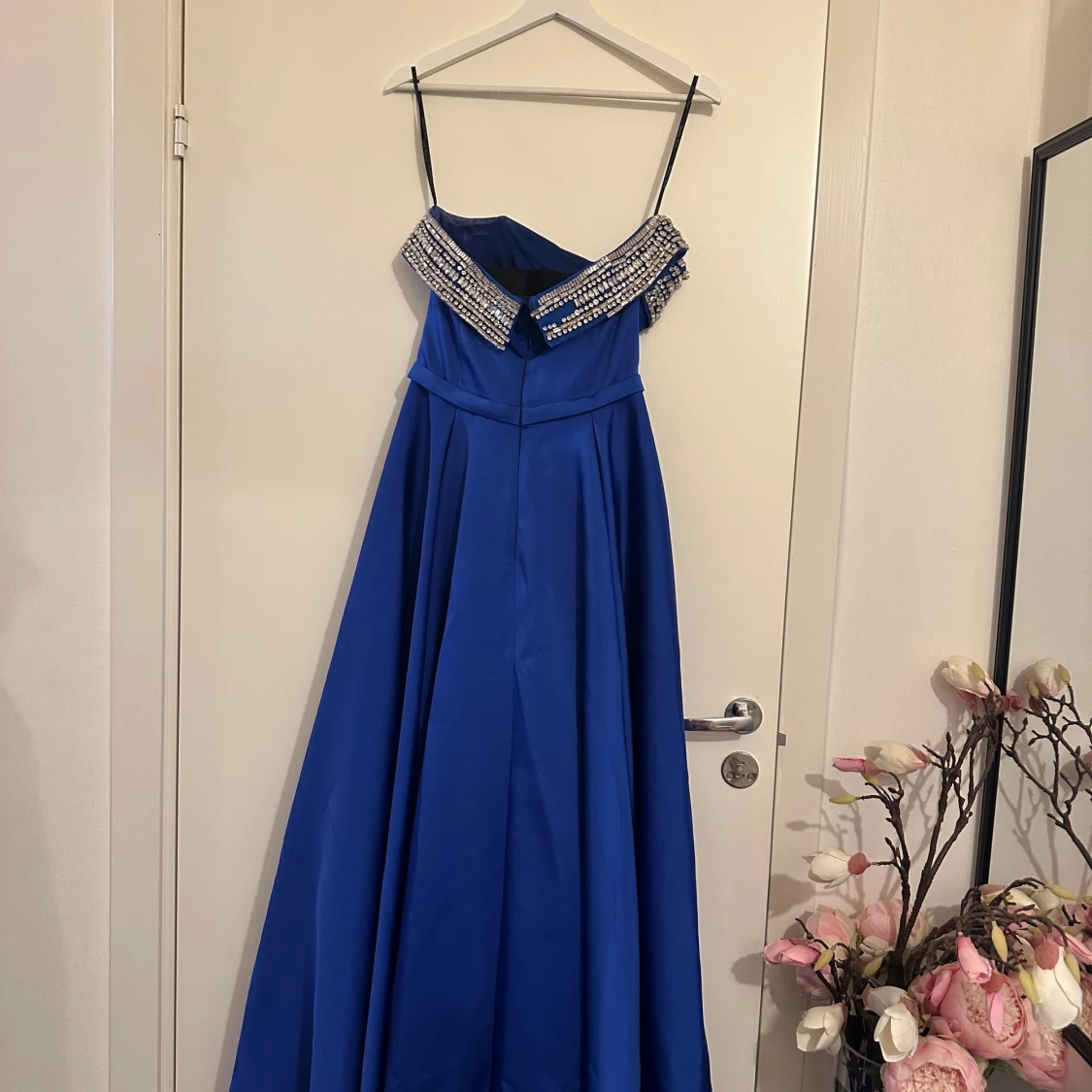 Blå långklänning med glittrig detalj - 2