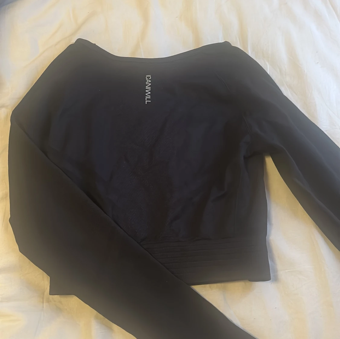 Svart croppad långärmad träningströja från ICANIWILL - 2