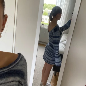 Blå och vit stickad kortklänning - Supermysig stickad klänning med lite ”öppen” rygg från Nelly i storlek xs men passar även s. Aldrig använd, hör av er vid frågor!☺️
