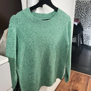 Vero Moda Stickad Tröja, Bright green melange - Säljer min virala ”VMDOFFY PULLOVER” stickad tröja! ⭐️⭐️ SELLING OUT FAST! 🔥  LITEN I STORLEKEN enligt dem. Nyköpt för 300 kr 💕 Inget som knotter på utan SUPERFINT skick!!