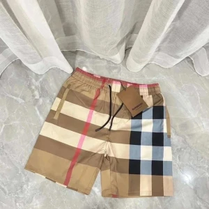 Burberry shorts - Helt oanvända burbbery shorts perfekta för en en vanlig sommar dag eller i skolan men funkar även ifall det blir bad. Den bästa kopian du kan hitta på marknaden för ett rimligt pris.