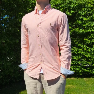 Aprikos Ralph Lauren skjorta- Stl S, Slim fit - Hej säljer en snygg Ralph Lauren skjorta I färgen aprikos. Perfekt till sommaren! 🏝🏖 Skick: 9/10 utan defekter. Stl: S, Slim fit. Han på bilden är 170cm. 🤗