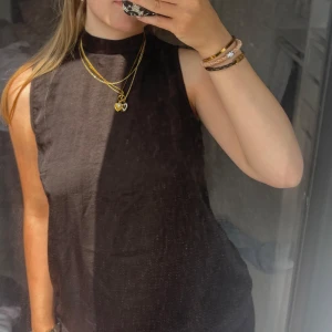 Svart ärmlös/halterneck blus - Säljer en svart halterneck topp. 