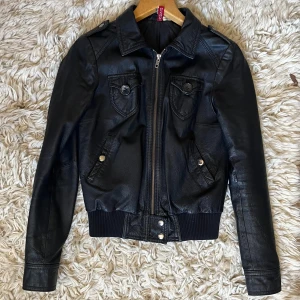 Svart skinnjacka med dragkedja och fickor - Snygg svart skinnjacka från H&M med dragkedja framtill, skott snygg vårjacka som tyvärr blivit för liten för mig!