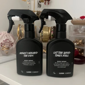LUSH Body Spray Duo: Honey I Washed The Kids & Let The Good Times Roll - Två body sprays från LUSH: Honey I Washed The Kids med söt karamell, bergamott och apelsin( ALDRIG ANVÄND), samt Let The Good Times Roll med varm kanel, smält karamell och popcorn (4/5 kvar). Kan sälja de individuellt för 200kr st!