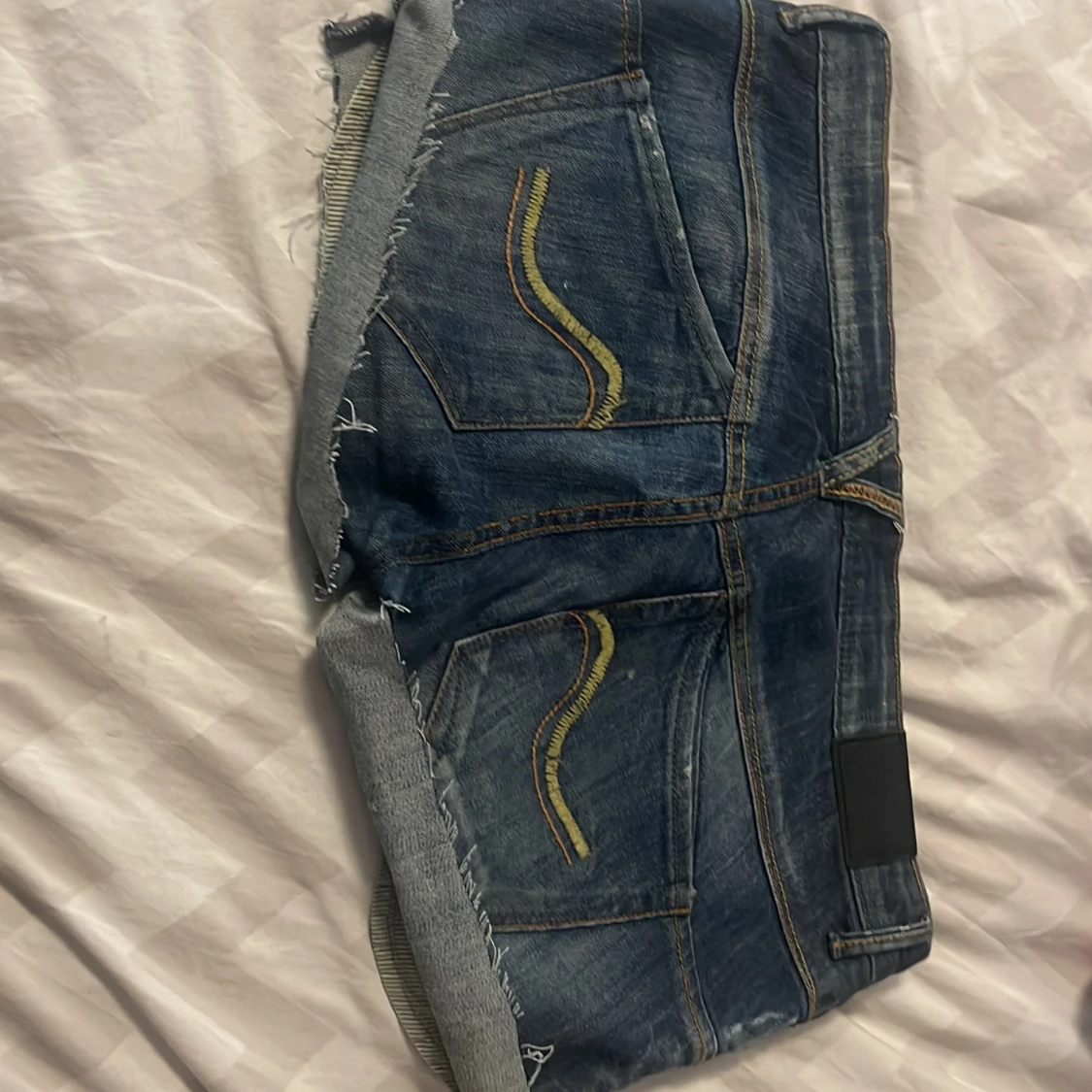 Mörkblå jeansshorts med broderade detaljer - 2