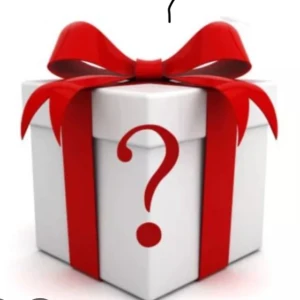  Mr gift? - Bilden visar ett paket inslaget med rött band och en stor rosett, samt ett frågetecken på framsidan. Ingen information om bokens titel, författare eller innehåll kan utläsas från bilden.