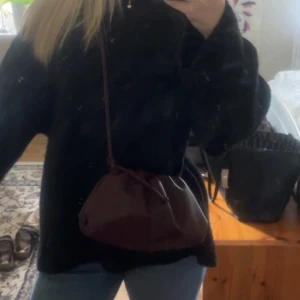 Vinröd axelväska i skinn - säljer en jätte söt vinröd axelremsväska passar till väldigt mycket och får plats med mer än vad man tror🥰