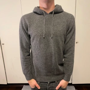 Kashmir/Merino hoodie - En skön mörkgrå hoodie i Kashmir/merino blandning! Storlek S! Modellen är 177 cm lång! Grymt skick på hoodien, inga defekter alls! Hör av dig vid frågor!🌟