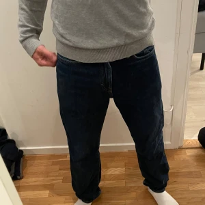 Blåa jeans - Snygga jeans i väldigt bra skick. Säljer då de lite för stora på mig. Storlek 30/32. 