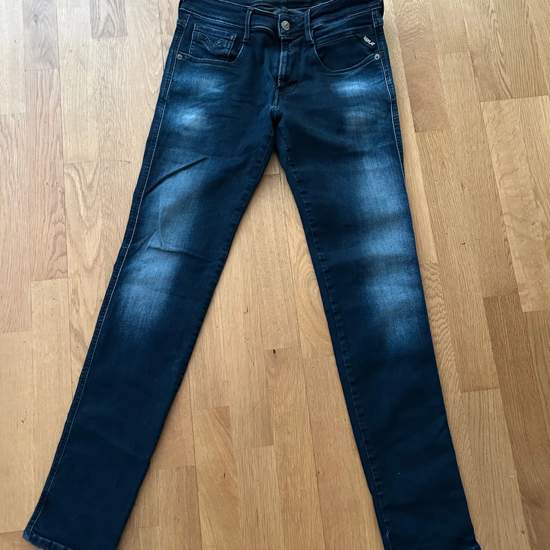Mörkblåa anbass replay jeans  