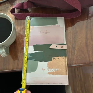 Out of Office planner - Stilren och trendig planner med texten 'out of office' på omslaget. Perfekt för dig som vill organisera vardagen eller planera resor. Snygg design med gröna, rosa och guldiga detaljer. Passar unga vuxna och studenter. Har några defekter som kan ses på det sista bilderna. 