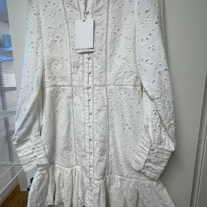 Vit broderad klänning - Superfin vit klänning med broderade detaljer. Slutsåld online. Aldrig använd. Storlek XS/S. Tillverkad av 100% bomull. Skriv till mig för fler bilder. 