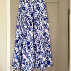 Kjol - Supersöt kjol från holly and whyte (Lindex) som sitter jätteskönt💞 Köpt för två år sedan men inga defekter alls!❣️ Tvättas såklart innan den skickas, pris kan diskuteras. Nypris 799