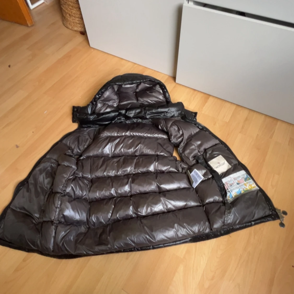 Svart dunväst från Moncler med huva - 1