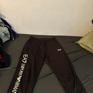 Svart tracksuit från Emporio Armani EA7 - Lämna pris förslag . Det är stl M men passar S