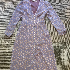 Sommar klänning från adoore  - Hej, här kan du hitta en perfekt klänning för sommaren. Den är i toppen skick och är på ett väldigt bra bris. Om du e intresserad eller vill ha något pris förslag är det bara att skriva till mig.