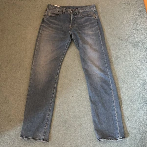 Levi's 501 ljusblå jeans - Klassiska ljusblå Levi's 501 jeans. Perfekta för en avslappnad stil och passar till det mesta. Nyskick 9/10 knappt använda. Nypris 1100kr.
