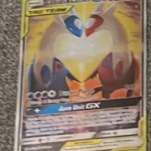 TAG TEAM Moltres & Zapdos & Articuno GX - Samlarkort med de legendariska fåglarna Moltres, Zapdos och Articuno i en kraftfull TAG TEAM GX-version. Perfekt för Pokémon-fans och samlare som vill ha något unikt i sin kortsamling.