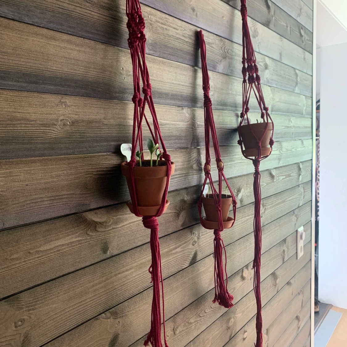 Röda makramé amplar/ växthängare tre stycken .  - 4
