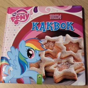 My Little Pony: Min Kakbok - En färgglad och rolig kakbok med My Little Pony-tema! Perfekt för dig som älskar att baka och vill prova på söta recept tillsammans med dina favoritponnyer. Inspirerande bilder och enkla instruktioner gör bakningen extra kul.