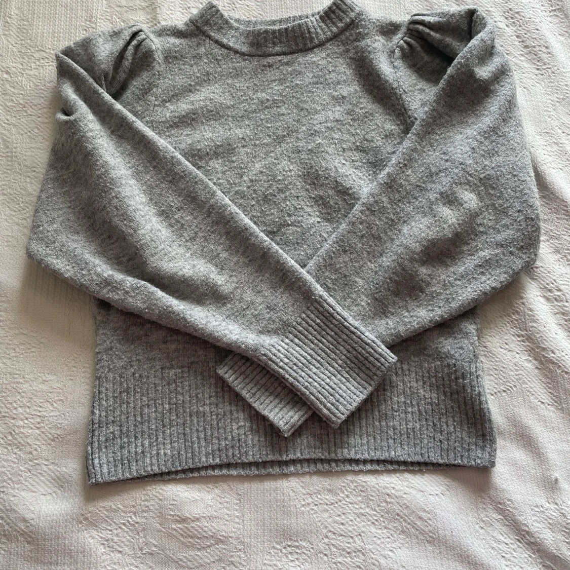 Grå stickad tröja med puffärmar