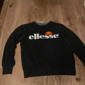Ellesse tröja - Fin ellesse tröja. Någon spricka i boktäverna men märks knappt. Har många såna här tröjor i min profil!