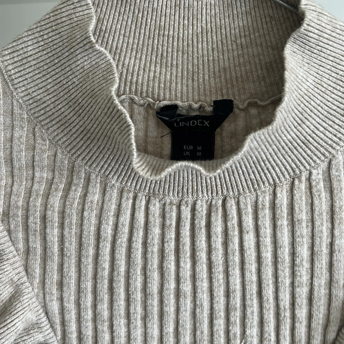 Beige ribbad tröja med volang från Lindex