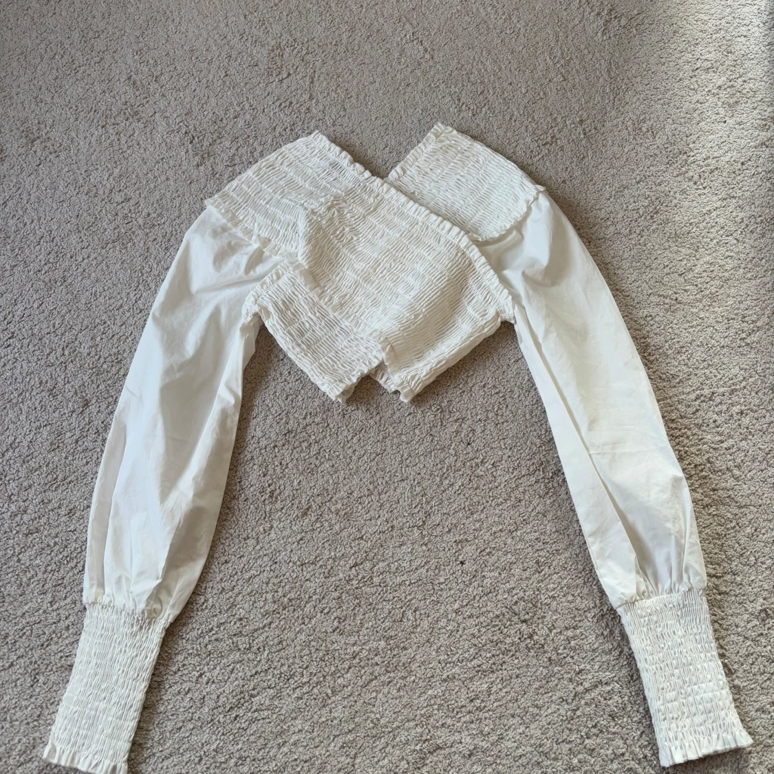 Vit skjortblus med smock  - 1