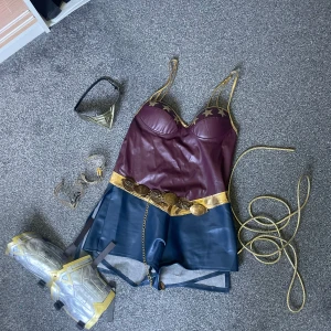 Wonder woman set - Säljer ett super snyggt Wonder woman sett för utklädnad. Alla tillbehör till ingår också förutom skor.