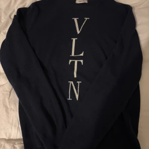 Mörkblå långärmad tröja från Valentino - Säljer en mörkblå kashmir blandad tröja från Valentino med VLTN-tryck i vitt framtill. Den är nästan helt ny och bara använd några gånger. Är köpt på BESTSECRET för 3,5(se sista bild) mitt pris 2499 då den knappt är använd men är öppen på att gå ned i pris.