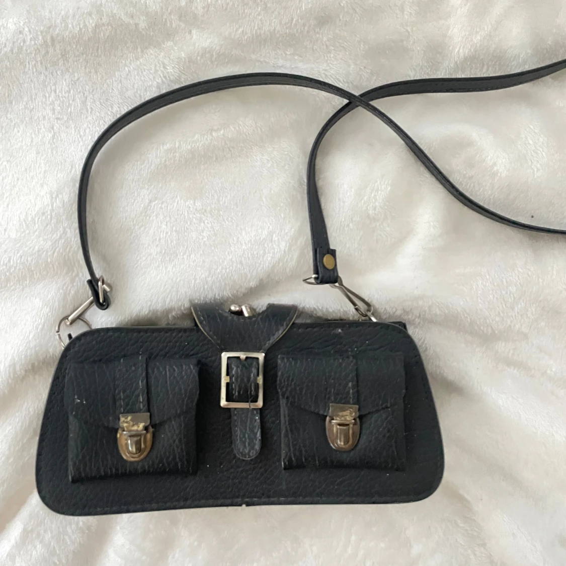 Svart vintage axelväska med spänne och fickor