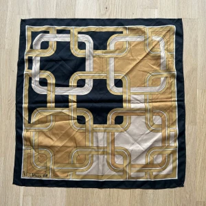 Mönstrad scarf från Richard Allan x H&M - Säljer en scarf från Richard Allan x H&M. Perfekt att knyta runt halsen eller i håret.