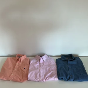 Skjortpaket - 1 orange Ralph Lauren skjorta storlek S                              1 Rosa gant skjorta storlek M                                                     1 Blå Morris skjorta storlek S                                             Helt nya stilrena skjortor til ett värde av 4500 kr