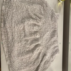 snygg vit kjol - Skit snygg vit spetskjol i kort modell! 💕storlek xs men rätt så stretchig då den har ett resår band vid midjan. Alldeles perfekt nu till sommaren. Helt oanvänd, nypris 299kr. Säljer för 145kr