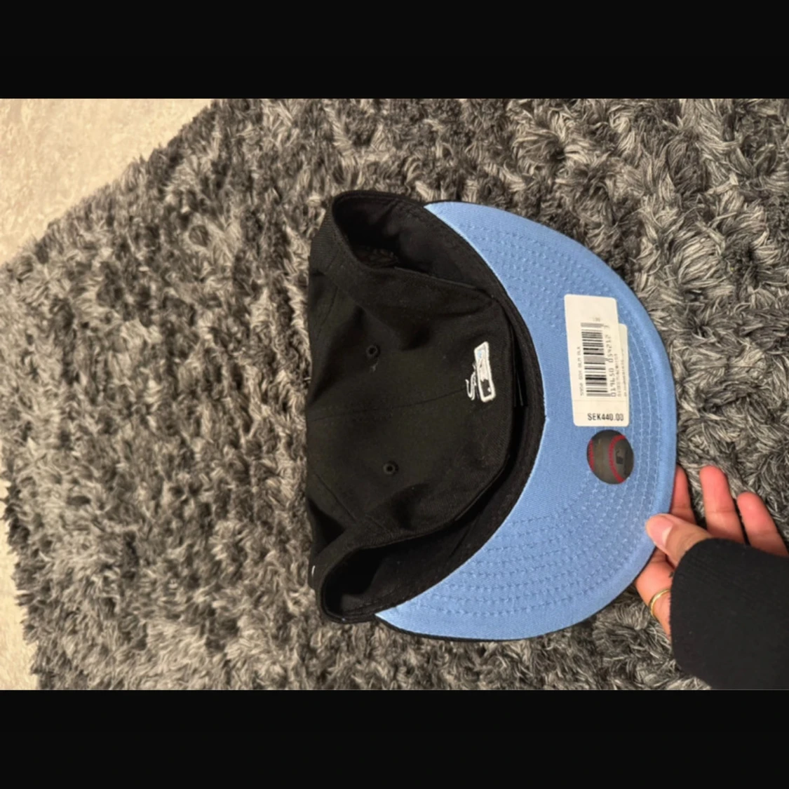 Svart keps från New Era med broderad design - 1