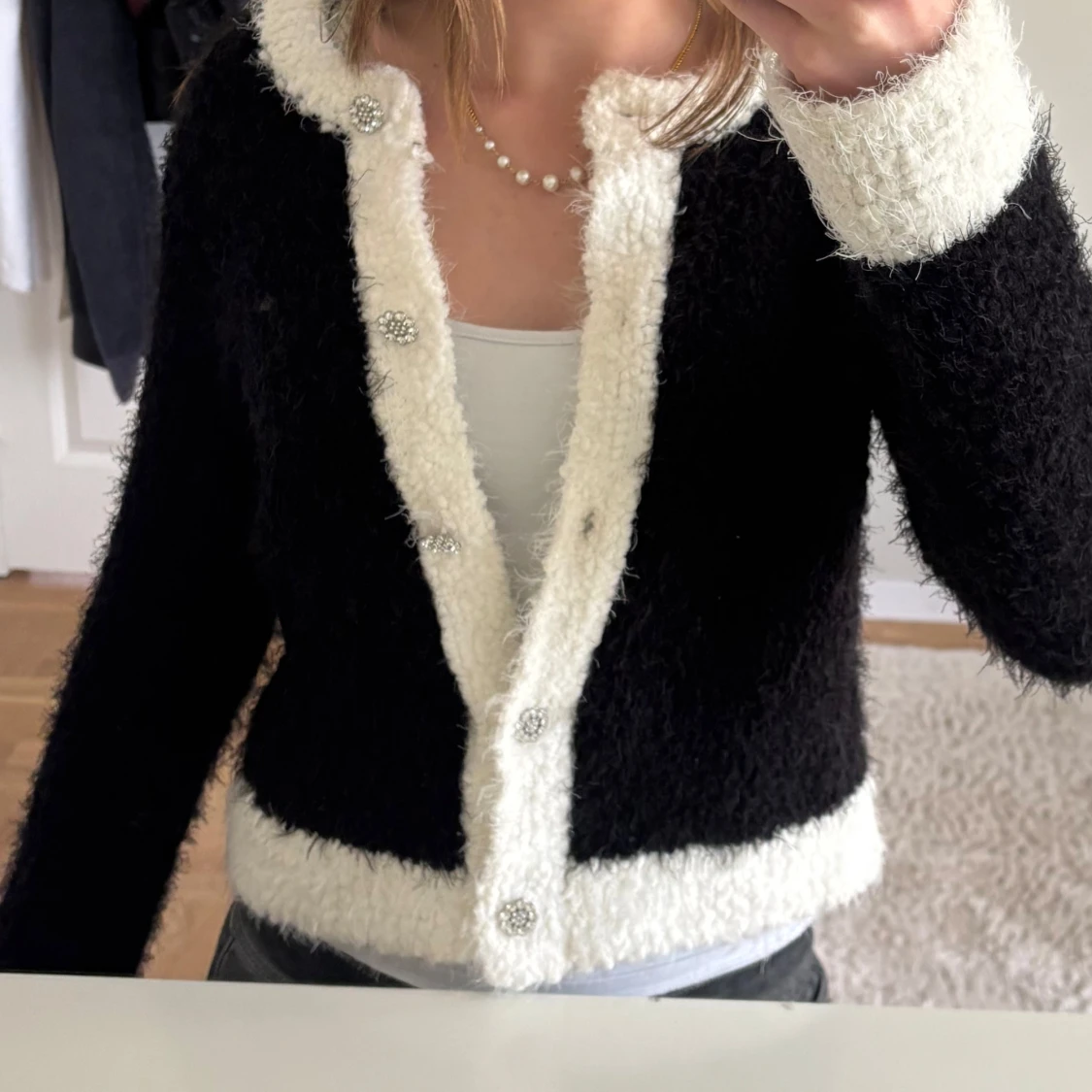 Svart och vit kofta - 1