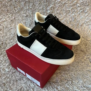 Valentino Flycrew  - Ett par sköna svarta Flycrews! | Skorna är i fint skick förekommer något tecken på användning som syns på bilderna men inget som är så värst märkbart! Har lossnat en nit! | Storlek 39,5 sitter 0,5-1 storlek större så passar omkring 39,5-40,5 skickar innersulans mått på efterfrågan! | Kommer med box och kort! | Ställ gärna frågor innan du köper!