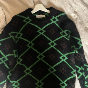 Samsoe samsoe stickad heavy wool tröja, nyskick - Helt oanvänd samsoe samsoe tröja, stickad. Storlek small i oversize, passar lätt m. Pris kan diskuteras!  Köpt för 1099kr