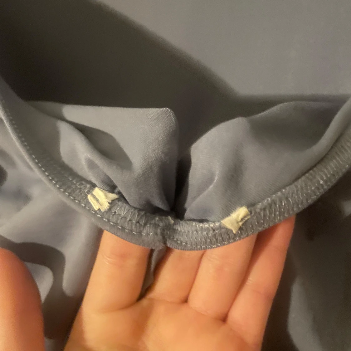 Ljusblå tight långklänning med rynkdetalj - 4