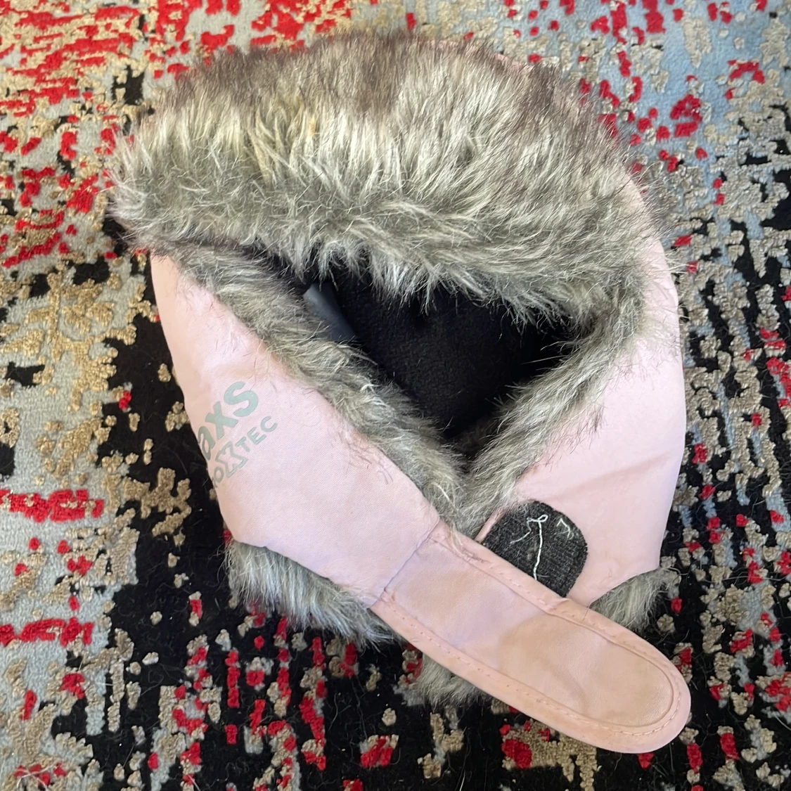 Ljusrosa pälsfodrad vintermössa med K-märke