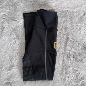 MD function ridbyxor  - Fina ridtights från Maya Delorez, välanvända och har tappat mycket grip på ena knät, därav priset. Annars fint skick! Skulle absolut fortfrande kunna användas utan problem! 💞💞